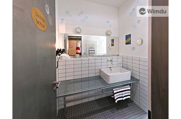 Das angeschlossene Badezimmer ist minimalistisch eingerichtet. Der nächtliche Auto-Traum wird für Besucher bereits ab 198 Euro pro Nacht zur Realität.