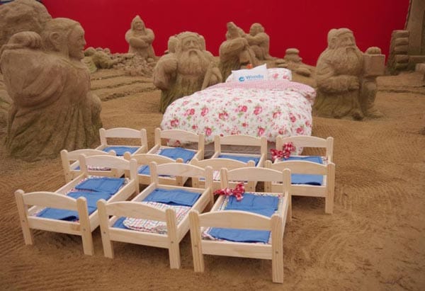 Im Grimmjahr hat sich die größte deutsche Insel Rügen etwas ganz Besonderes ausgedacht: Ein Sandfestival, das die Märchenfiguren der Gebrüder entsprechend zum Leben erweckt. Wer als Kind am liebsten der Geschichte von Schneewittchen lauschte, wird es lieben, die Nacht in der Halle der Sandskulpturen zu verbringen. Denn das blumige Schneewittchen-Bett ist umgeben von den plastischen Verewigungen der bekannten Zwerge. Preis pro Nacht ab 87 Euro, inklusive Eintritt für das Sandfestival.