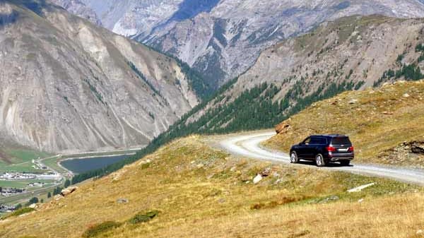 Es dauert nicht mehr lange, dass Skier oder Snowboard wieder rausgeholt werden können und es auf die verschneiten Pisten geht. Doch bevor es soweit ist, nutzten wir das trockene Wetter für eine Ausfahrt mit dem neuen Mercedes-Benz GL in die italienischen Alpen.