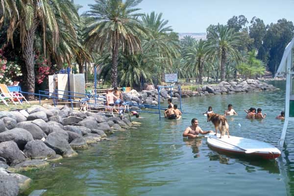 Einheimische baden im See Genezareth in Israel.