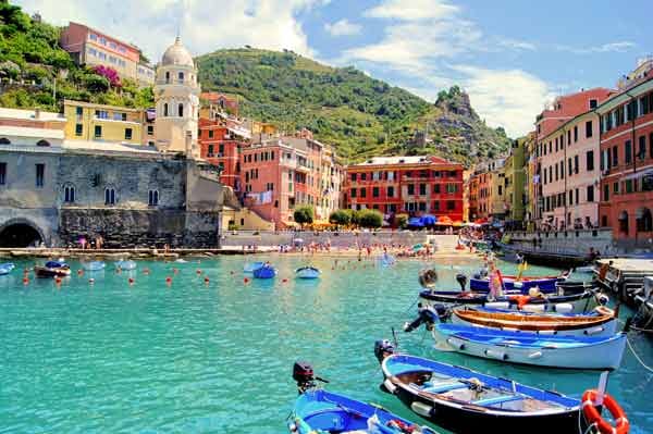 Auch der Nachbarort Vernazza, der ebenfalls zur Cinque Terre gehört, ist farbenprächtig.