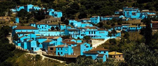 Schlumpfiger Anblick: Als Werbung für einen Film erstrahlt das spanische Dorf Juzcar blau.