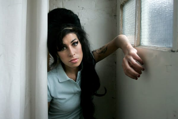 Amy Winehouse und und Kurt Cobain hatten viele Gemeinsamkeiten. Beide waren drogenabhängig, beide führten eine skandalumwitterte Ehe, beide starben mit 27. In ihrem Song "Back To Black" schildert Winehouse die Turbulenzen und Qualen einer ungesunden Beziehung zu Blake Fielder-Civil sowie ihres unausgeglichenen Lebensstils.