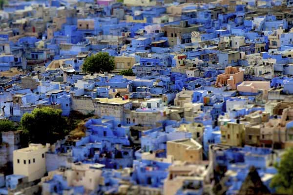 Die indische Stadt Jodphur in Rajasthan. Wegen der farbigen Häuser wird die Stadt auch als "Blaue Stadt" bezeichnet.