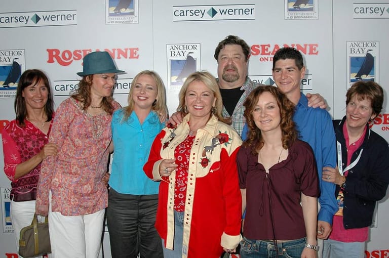 2005 trafen sich die Darsteller Laurie Metcalf, Sandra Bernhard, Alicia Goranson, Roseanne, John Goodman, Sara Gilbert, Michael Fishman (v.li. nach re.) anlässlich der DVD-Veröffentlichung der ersten Roseanne-Staffel in Los Angeles.