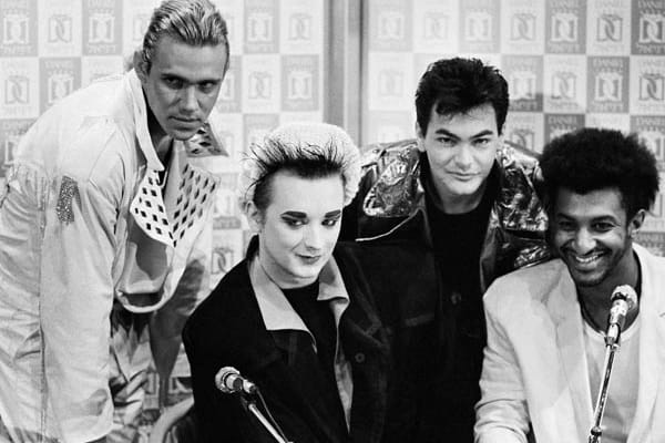 Boy George (2.v.l.) singt in "Do You Really Want To Hurt Me" über seine stürmische Affäre mit dem Culture-Club-Drummer Jon Moss (2.v.r.). Der war eigentlich heterosexuell und die beiden hielten ihre Liaison geheim. Deren Ende bedeutet auch das Ende für die Band. Später bezeichnete Moss den Sänger als "Albtraum-Exfrau".