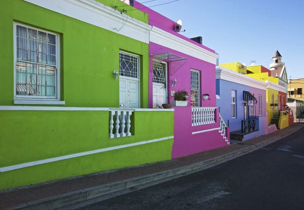 Das "Bo Kaap" ist ein Stadtteil von Kapstadt, Südafrika. Das Viertel mit seinen engen, steilen Gassen, schlicht verzierten Handwerkerhäusern, Moscheen und Minaretten wurde restauriert und farbenfroh gestrichen.