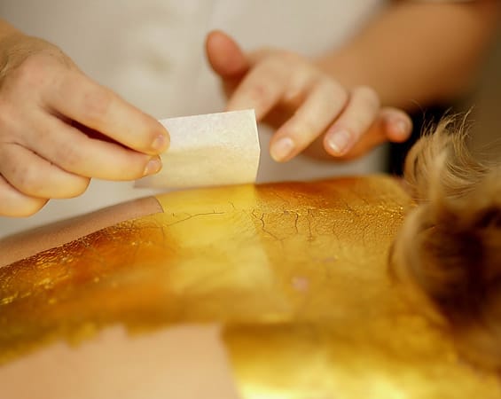 Ein Traum aus echtem Gold – Exklusiver geht es nicht! Hauchdünne 24-Karat-Goldblättchen werden behutsam auf der Haut verteilt.
