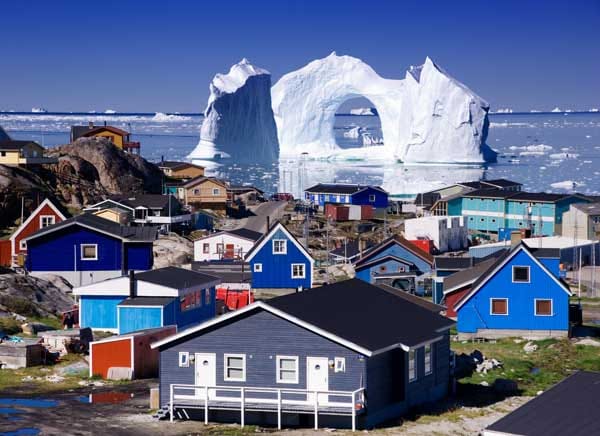 Ilulissat, oder auch Jakobshavn, ist die viertgrößte Stadt in Grönland. Um sich von dem Blau und Weiß der umliegenden Eisberge abzuheben, haben die Einwohner ihre Häuser farbenfroh gestaltet.