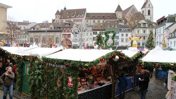 Vom Aeschenplatz führt sie über zwei Kilometer hin zum Messeplatz, wo ein großer Weihnachtsbaum den Abschluss bildet.