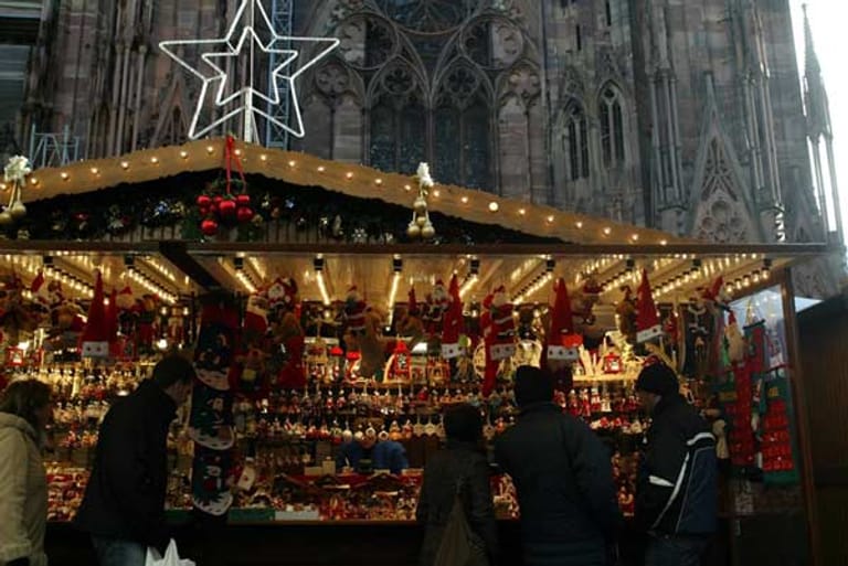Zurecht wie ein Besuch im Elsass bestätigt: Die ganze Stadt ist in der Adventszeit ein einziger großer Weihnachtsmarkt, aufgeteilt auf zwölf Plätze, zum Beispiel rund um das Münster (Cathedral).