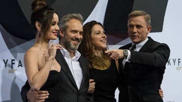 Die französische Schauspielerin Berenice Marlohe (v.l.), der britische Regisseur Sam Mendes, die US-amerikanische Filmproduzentin Barbara Broccoli und der britische Schauspieler Daniel Craig posieren in Berlin bei der Deutschlandpremiere des Kinofilms "Skyfall 007".