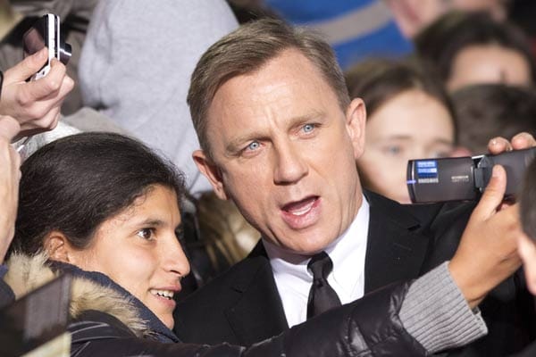 Der 007-Darsteller beglückt seine Fans: Bei der Ankunft auf dem roten Teppich posiert Daniel Craig für ein Foto mit einem Fan.