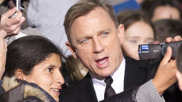 Der 007-Darsteller beglückt seine Fans: Bei der Ankunft auf dem roten Teppich posiert Daniel Craig für ein Foto mit einem Fan.