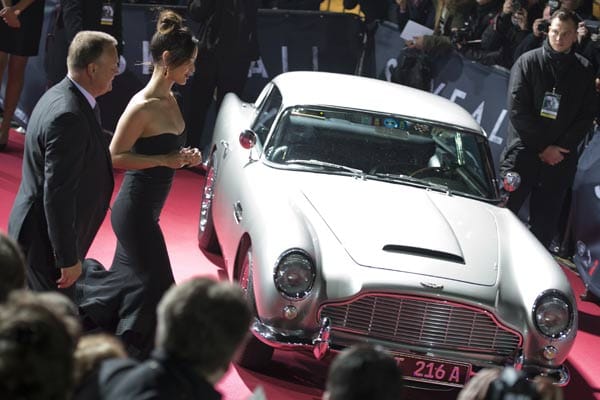 Bond machte den Aston Martin legendär. Hier posiert die französische Schauspielerin Berenice Marlohe neben dem britischen Luxusauto.