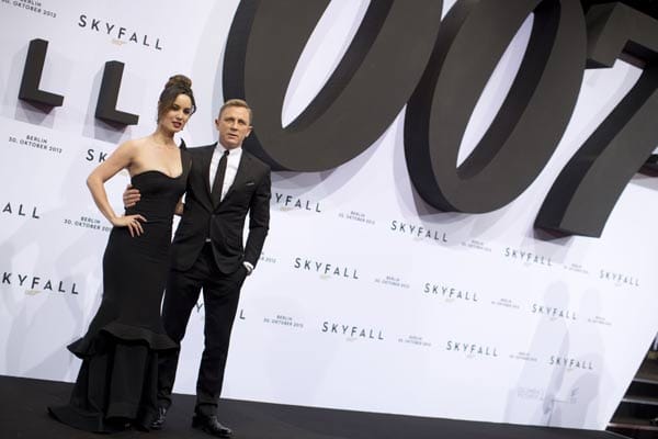 Der britische Schauspieler Daniel Craig und seine französische Kollegin Berenice Marlohe posieren auch bei Minusgraden für die Fotografen.