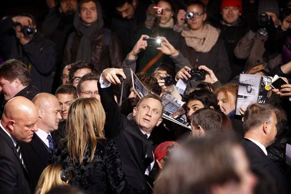 007-Darsteller Daniel Craig hatte keinerlei Berührungsängste und mischte sich bei der Deutschlandpremiere des neuen Bonds unter die Fans.