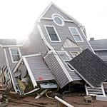 Wer kommt für den Schaden auf? Hier in "Atlantique" auf der Feuerinsel vor New York hat "Sandy" viele Häuser regelrecht umgehauen.