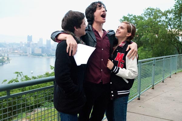 Sam ist aber mit einem attraktiven Sportass liiert ist. Derweil interessiert sich die punkige Mary für Charlie. Und auch Patrick (Ezra Miller) scheint mehr als nur Freundschaft für ihn zu empfinden. Sam ist aber mit einem attraktiven Sportass liiert ist. Derweil interessiert sich die punkige Mary für Charlie. Und auch Patrick (Ezra Miller) scheint mehr als nur Freundschaft für ihn zu empfinden.