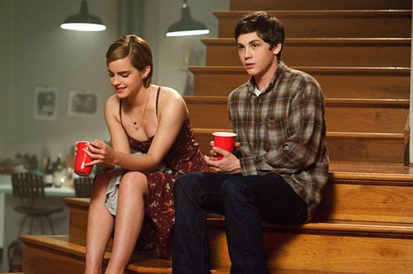Im angelsächsischen Sprachraum ist Chboskys Roman, im Original "Perks of Being a Wallflower" (frei übersetzt: Vorteile eines Mauerblümchens), fast in den Rang von Pubertätsklassikern à la "Der Fänger im Roggen" aufgestiegen. Im angelsächsischen Sprachraum ist Chboskys Roman, im Original "Perks of Being a Wallflower" (frei übersetzt: Vorteile eines Mauerblümchens), fast in den Rang von Pubertätsklassikern à la "Der Fänger im Roggen" aufgestiegen.
