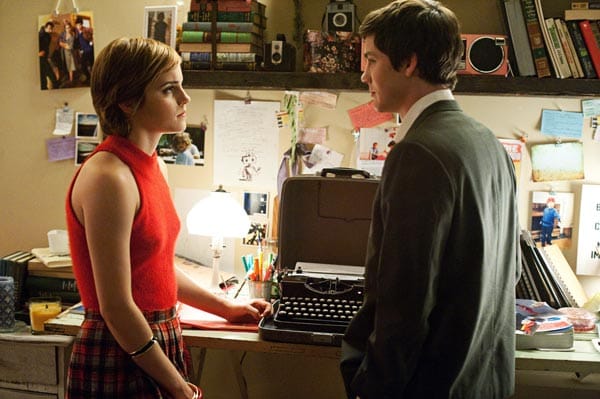 Auch ist die Verfilmung von Kultbüchern stets eine kitzlige Angelegenheit. Doch Chbosky, von Haus aus Drehbuchautor, der zuvor lediglich in einer gefloppten TV-Serie Regie geführt hatte, beweist ein erstaunlich sicheres Händchen. Auch ist die Verfilmung von Kultbüchern stets eine kitzlige Angelegenheit. Doch Chbosky, von Haus aus Drehbuchautor, der zuvor lediglich in einer gefloppten TV-Serie Regie geführt hatte, beweist ein erstaunlich sicheres Händchen.
