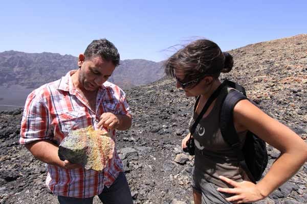 Reiseführer Mike Zotter erklärt auf Fogo die verschiedenen Vulkanformationen.