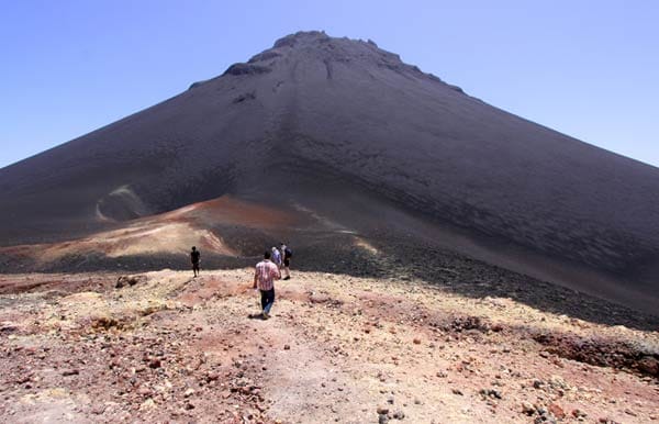 Wanderer auf dem Weg auf den Vulkangipfel Pico Pequeno auf der Kapverdischen Insel Fago.