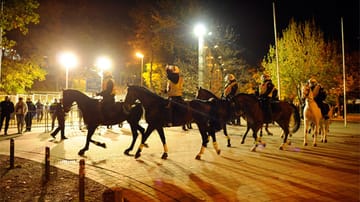Die Polizei war in Hannover auch mit einer Pferdestaffel im Einsatz, um der Lage Herr zu werden.