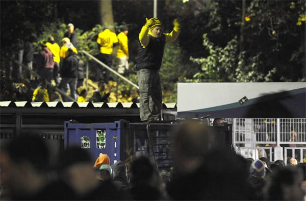 1400 Dresdener Fans drückten massiv gegen die verriegelten Stadion-Eingänge. Als sie nicht reinkamen, kletterten sie über die Zäune.