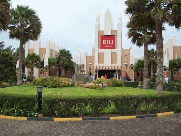 "Hotel RIU Garopa" (4 Sterne) in Santa Maria: Am Südzipfel der Insel Sal bettet sich die Anlage perfekt in die umliegende Dünenlandschaft ein.