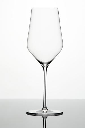 Auch wenn Ihnen das so manch einer glauben machen möchte: Sie brauchen nicht für jede Weinart ein spezielles Glas. Im Grunde reicht das klassische Weißweinglas und eines für gehaltvolle Rotweine. Hier sehen Sie das klassische Weißweinglas der Firma Zalto. Ein Glas aus der Glasmanufaktur Zalto kostet um die 30 Euro.