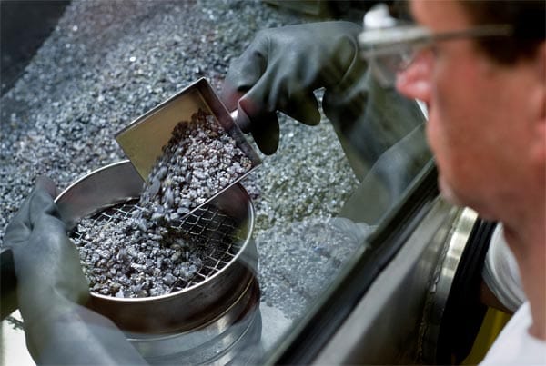 Das weiche Metall Gallium ist extrem selten. Das leicht schmelzende Material wird unter anderem für die Herstellung von Solarzellen und Leuchtdioden gebraucht.