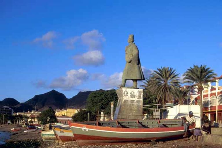 Der Hafen der Stadt Mindelo auf der Insel Sao Vincente wird heute von vielen Kreuzfahrtschiffen angesteuert. Die fröhliche Hafenstadt ist bekannt für ihren jährlichen, farbenprächtigen Karneval.
