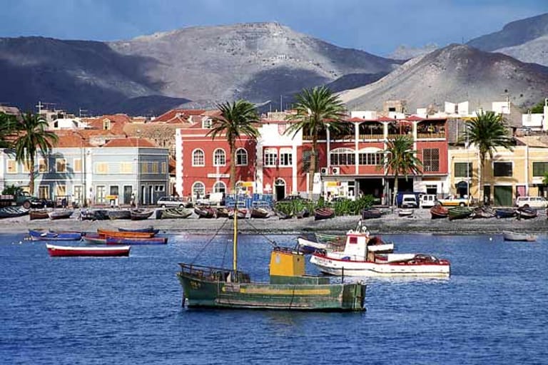 Geprägt wird das Bild um die Hafenstadt Sal Rei auf der drittgrößten Kapverdischen Insel "Boa Vista" von einer vulkanischen Landschaft.