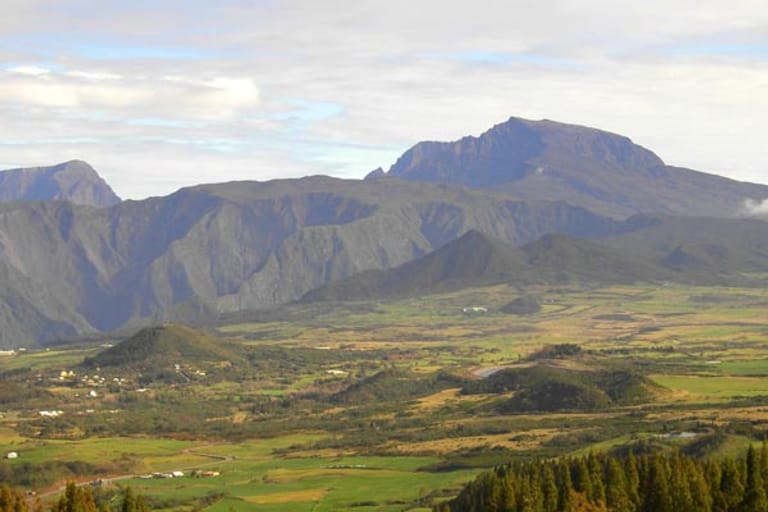 Die Vulkanberge, wie beispielsweise der "Piton de Neige", stehen auf La Réunion wegen ihrer hohen Aktivität unter ständiger Beobachtung.