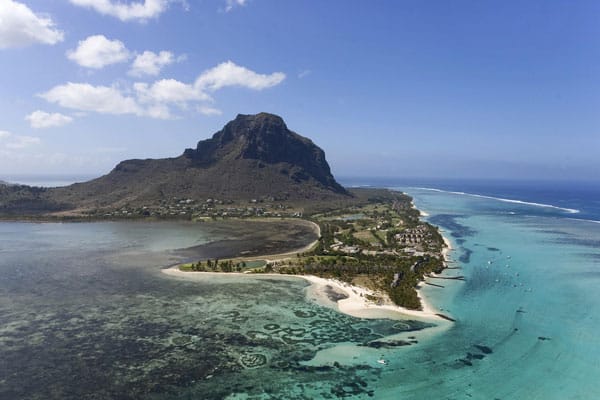 Auf Mauritius trifft dichter Regenwald auf schier endlose weiße Sandstrände. Die Riffe vor Mauritius gelten als Taucher-Paradies.