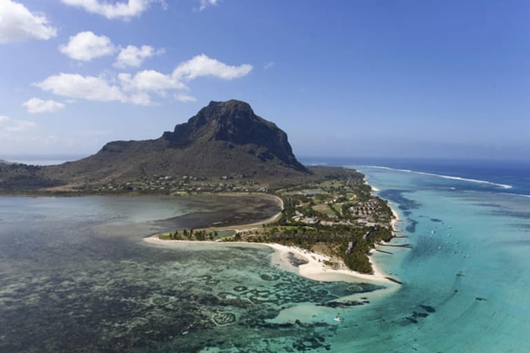 Auf Mauritius trifft dichter Regenwald auf schier endlose weiße Sandstrände. Die Riffe vor Mauritius gelten als Taucher-Paradies.