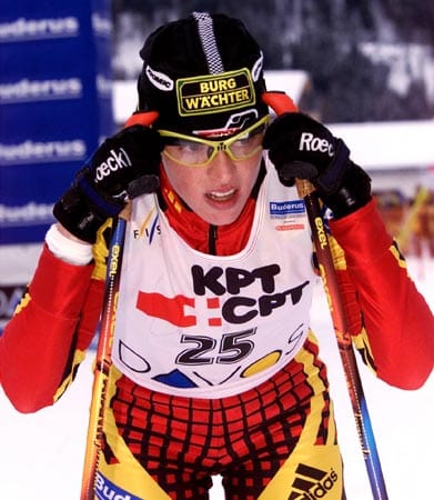 Ihren ersten Skilanglauf-Weltcup absolvierte Evi Sachenbacher 1998 im Alter von 18 Jahren in Garmisch-Partenkirchen. Dort belegte sie den 14. Platz. Damals trug sie noch keinen Doppelnamen.