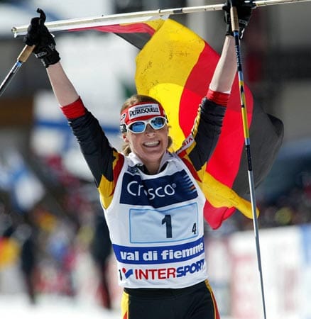 Bei den Nordischen Skiweltmeisterschaften im italienischen Val di Fiemme 2003 gewann Sachenbacher die Goldmedaille mit der Staffel und Einzel-Silber in der Verfolgung.