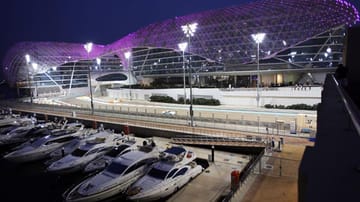 Der Yas Marina Circuit in Abu Dhabi ist optisch einer der spektakulärsten Strecken überhaupt.