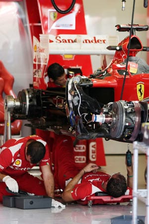 Bei Ferrari arbeiten die Mechaniker fieberhaft, um den Boliden konkurrenzfähig zu machen.