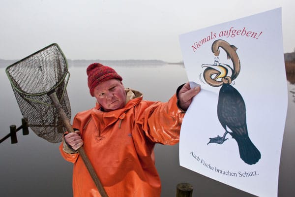 Fischer mit Bild von Kormoran und Aal.