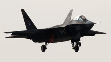 J-31-Kampfjet: Das zweite Stealth-Kampfflugzeug Chinas wurde jetzt öffentlich präsentiert. Es hat eine geradezu verblüffende Ähnlichkeit mit...