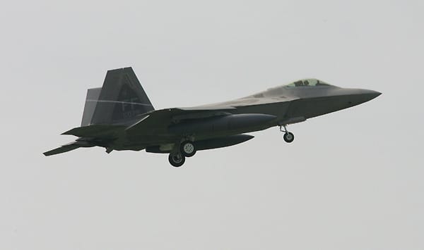 ...der amerikanischen F-22 "Raptor": Die beiden Maschinen ähneln sich in vielen Details, von der Nase über die Flügelform bis hin zu den Heckleitwerken.