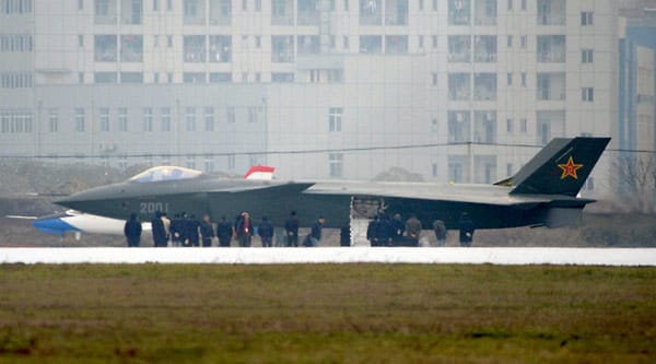 J-20: Chinas erster Stealth-Kampfjet wurde im Januar 2011 präsentiert. Er ist wesentlich größer als die J-31.