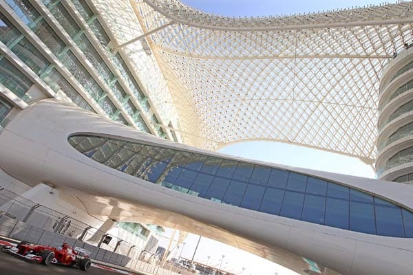 Das Yas-Hotel liegt inmitten der Rennstrecke in Abu Dhabi und bietet einen spektakulären Anblick.