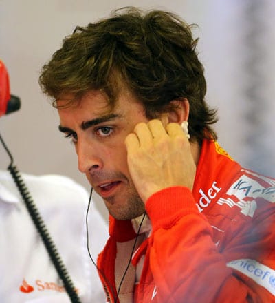 Fernando Alonso wirkt angespannt. Er und Ferrari suchen fieberhaft nach Kniffen, die sein Auto schneller machen.Fernando Alonso wirkt angespannt.