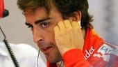 Fernando Alonso wirkt angespannt. Er und Ferrari suchen fieberhaft nach Kniffen, die sein Auto schneller machen.Fernando Alonso wirkt angespannt.