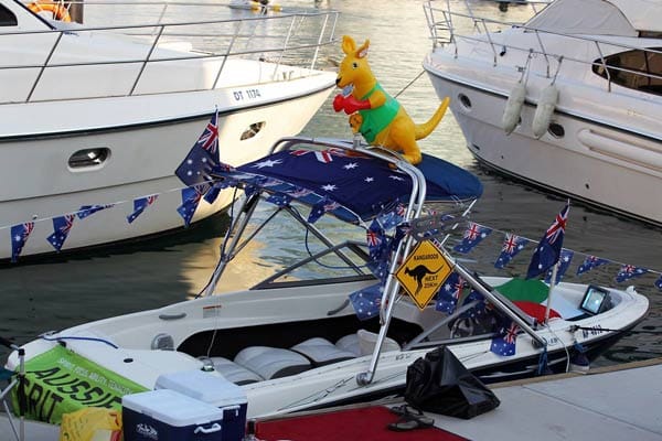 Die australischen Fans sind bereits angekommen. Ob sie wirklich den ganzen Weg von Down Under mit diesem Boot zurückgelegt haben?