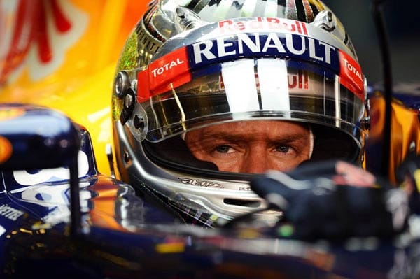 Es dauert und dauert.. Offensichtlich gibt es Probleme an Vettels Bremsen. Das treibt dem Doppel-Weltmeister leichte Sorgenfalten ins Gesicht.
